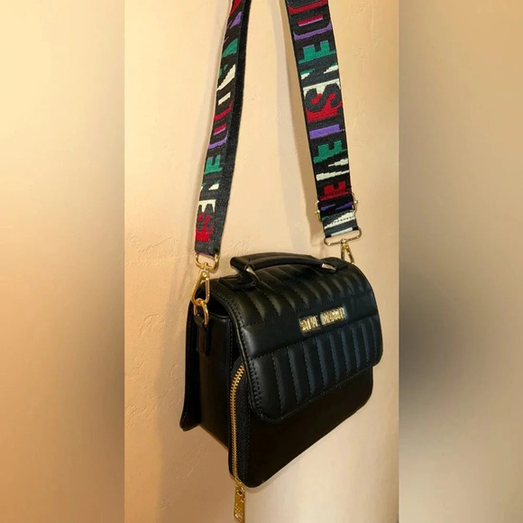 NWTS STEVE MADDEN BSAUL BLACK QUILTED CROSSBODY. MULTICOLORED LOGO STRAP. - Picture 3 of 10